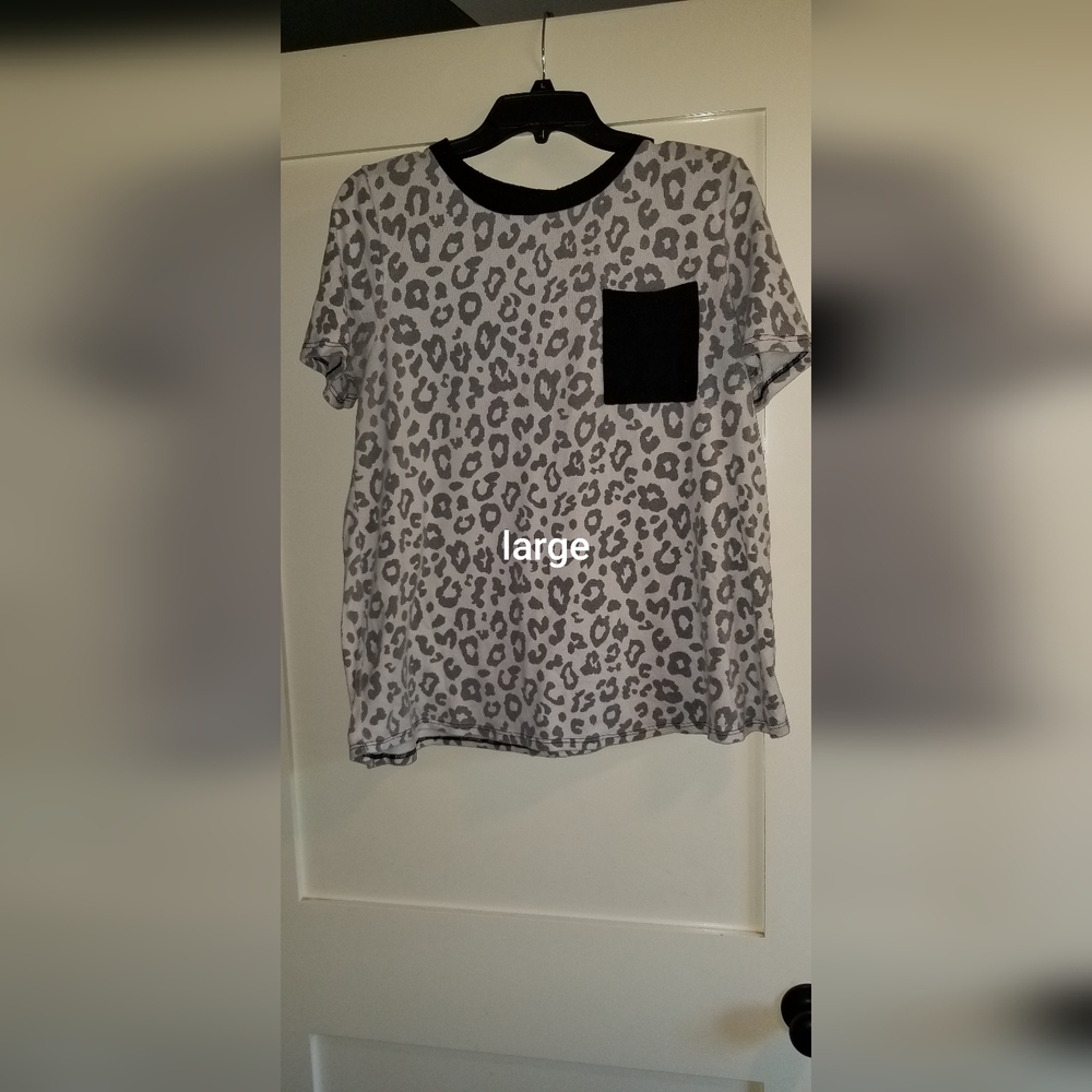 Gray Leopard Print T-Shirt with Black Pocket